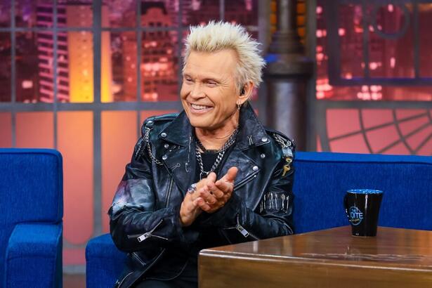 Billy Idol sentado na poltrona do The Noite