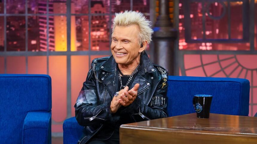 Billy Idol sentado na poltrona do The Noite