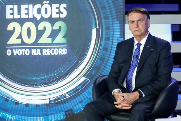 Bolsonaro no estúdio onde concedeu entrevista a Record TV no Jornal da Record, apresentado por Eduardo Ribeiro