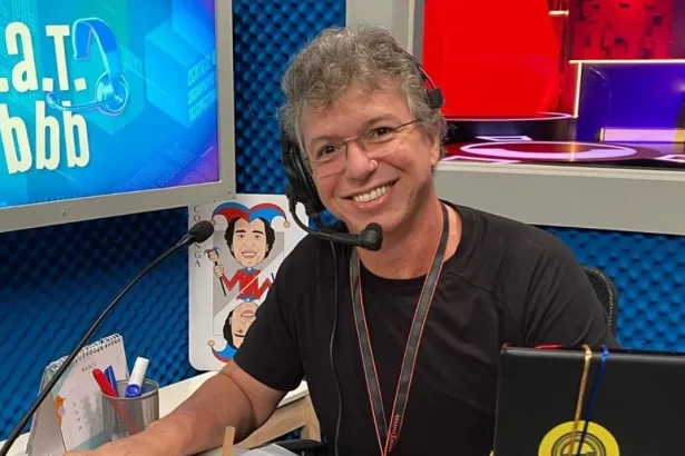 Boninho com fone e microfone gamer no estúdio do CAT BBB