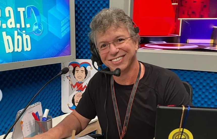 Boninho com fone e microfone gamer no estúdio do CAT BBB