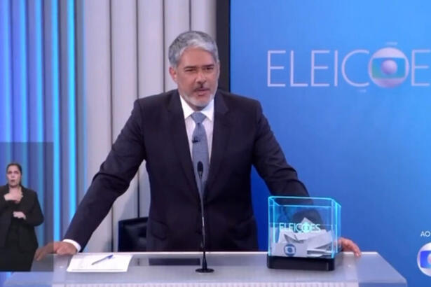 William Bonner em frente ao púlpito, em trecho do debate eleitoral