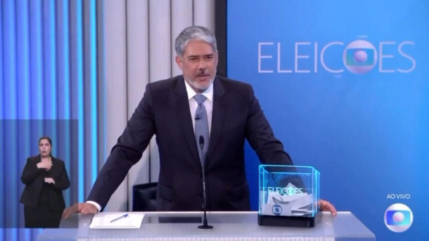 William Bonner em frente ao púlpito, em trecho do debate eleitoral