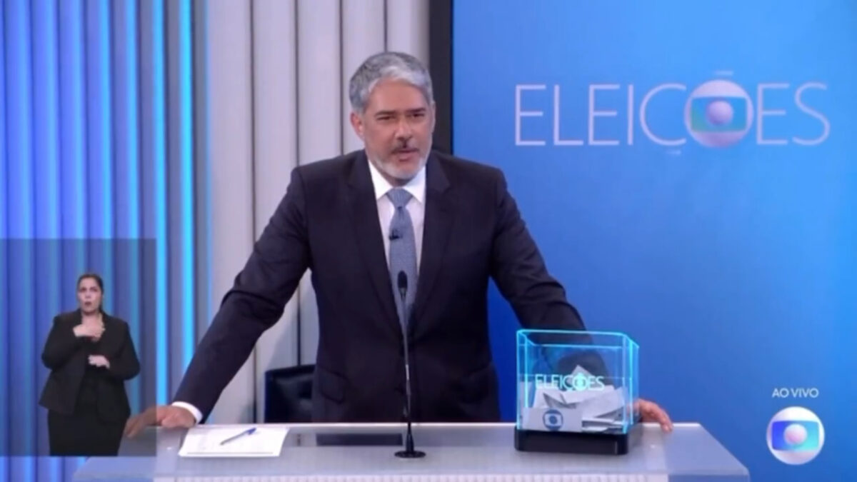 William Bonner em frente ao púlpito, em trecho do debate eleitoral