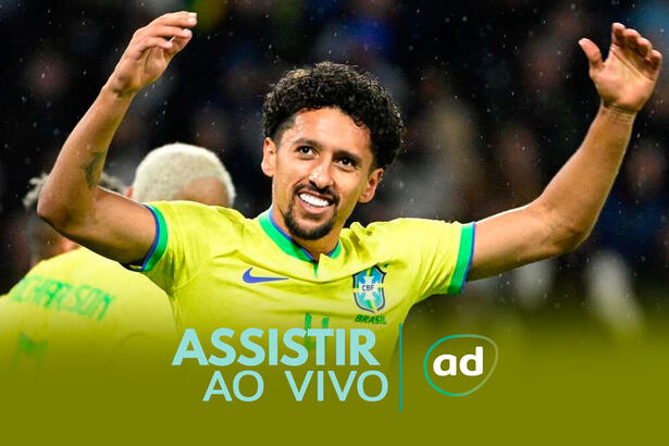 Zagueiro Marquinhos com os braços abertos em jogo do Brasil contra Gana - arte de onde assistir jogo de futebol