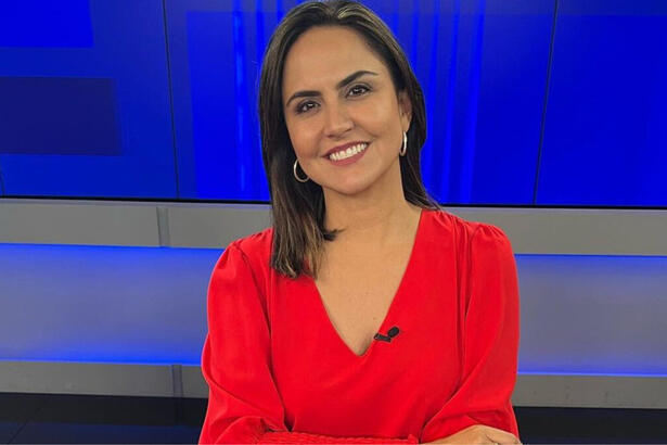 Carla Cecato na bancada do Linha de Frente, na Jovem Pan News