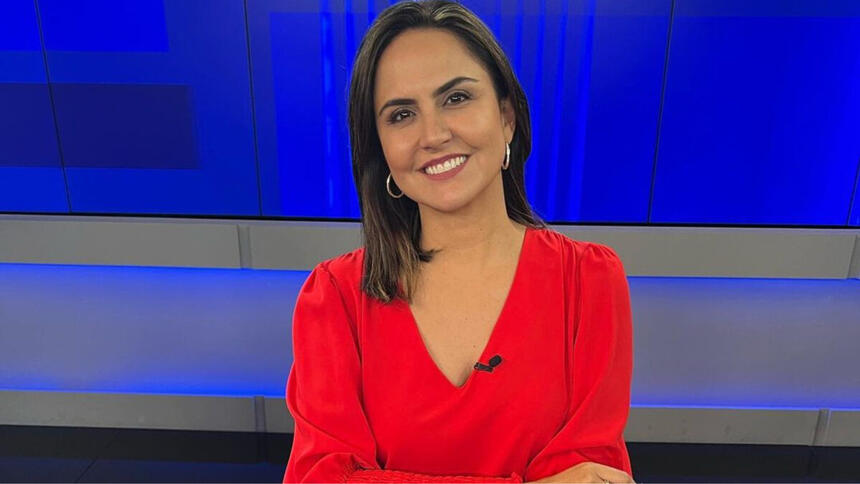 Carla Cecato na bancada do Linha de Frente, na Jovem Pan News