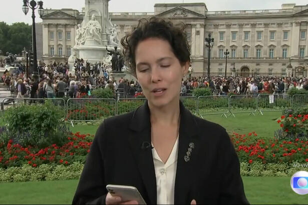 Cecilia Malan em frente ao Palácio de Buckingham, durante entrada para o Bom Dia Brasil