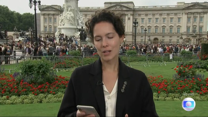 Cecilia Malan em frente ao Palácio de Buckingham, durante entrada para o Bom Dia Brasil