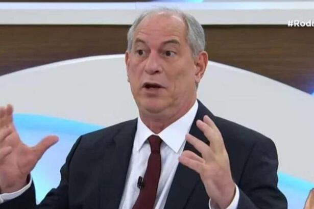 Ciro Gomes gesticula com as mãos no Roda Viva