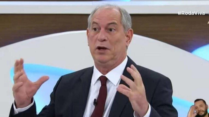 Ciro Gomes gesticula com as mãos no Roda Viva