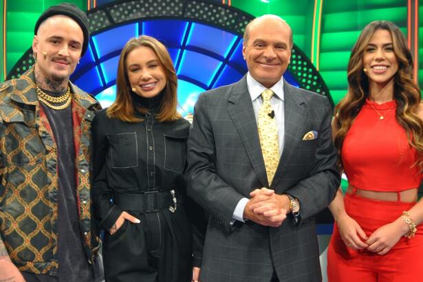 Caique Gama de camisa e boina pretos, sorrindo; Flávia Gabê de vestido preto, com as mãos nos bolsos, Larissa Tamásea de top e calça vermelha, sorrindo ao lado de Marcelo de Carvalho durante gravação do O Céu é o Limite, da RedeTV!