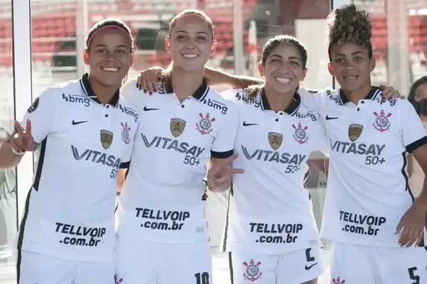 Jogadoras do Corinthians perfiladas em foto posada