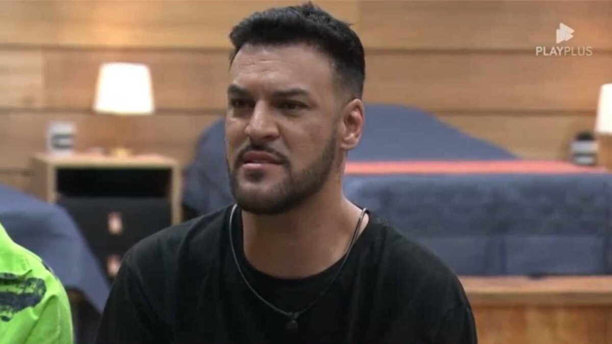 Mc Créu no paiol de A Fazenda falando de Ellen Cardoso