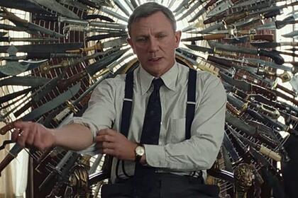 Daniel Craig rodeado por facas