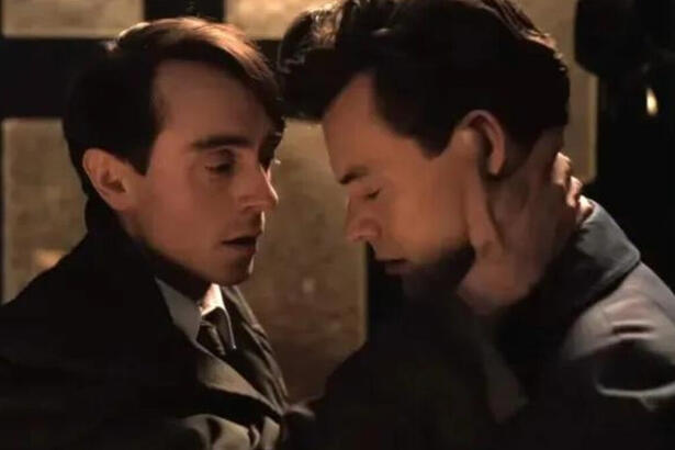 Harry Styles e David Dawson em cena de My Policemann