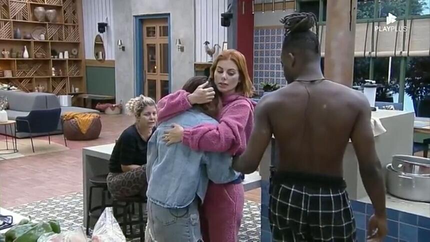 Deborah abraçada com Ingrid que chora.