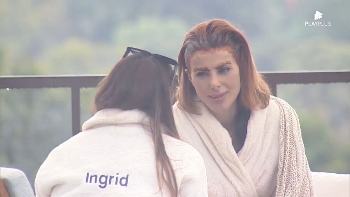 Deborah de frente para Ingrid na área externa de A Fazenda 14.