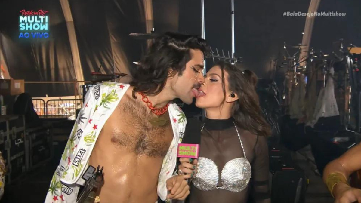 Dedé Teicher e Zé Ibarra dando uma lambida nos bastidores do show no Rock in Rio, ao vivo no Multishow