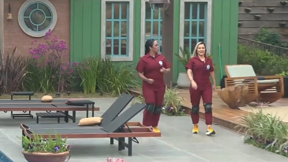 Rosiane e Deolane caminham para o campo da Prova de Fogo em A Fazenda 14