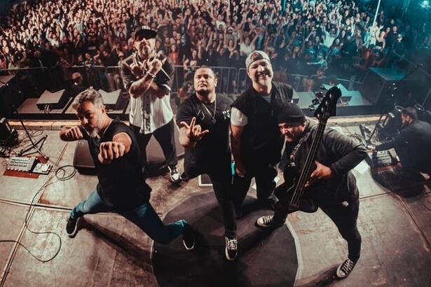 Detonautas durante apresentação em show em São Paulo