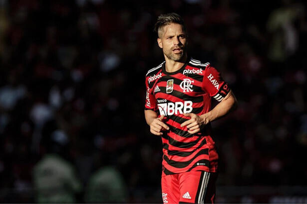 Diego Ribas em campo com a camisa do Flamengo