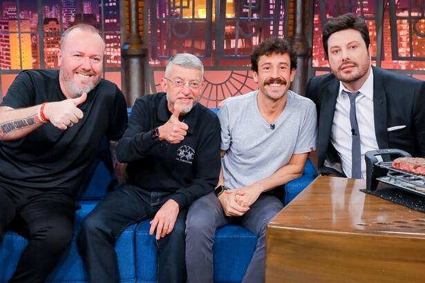 Duda Garbi, Farid Germano e Fabiano Baldasso ao lado de Danilo Gentili durante gravação do The Noite, do SBT