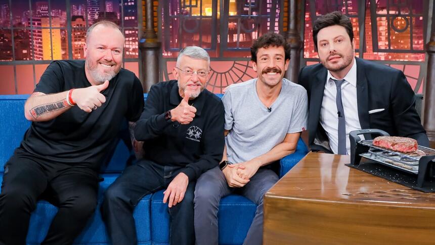 Duda Garbi, Farid Germano e Fabiano Baldasso ao lado de Danilo Gentili durante gravação do The Noite, do SBT