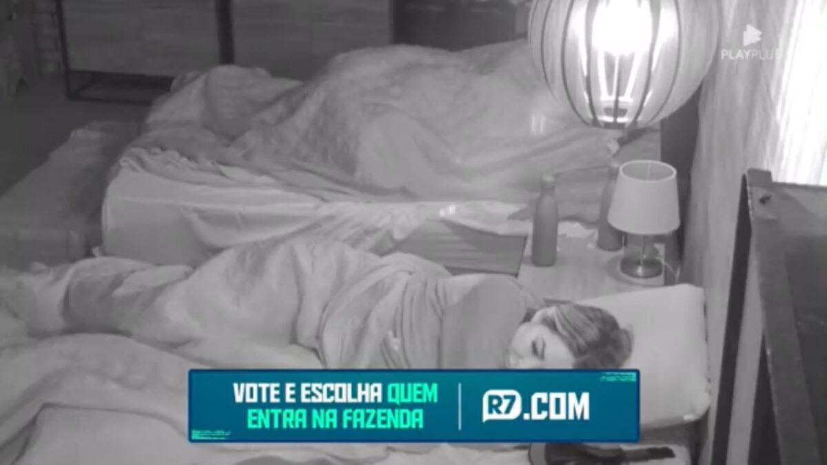 Quarto escuro do Paiol com pessoas deitadas na cama.