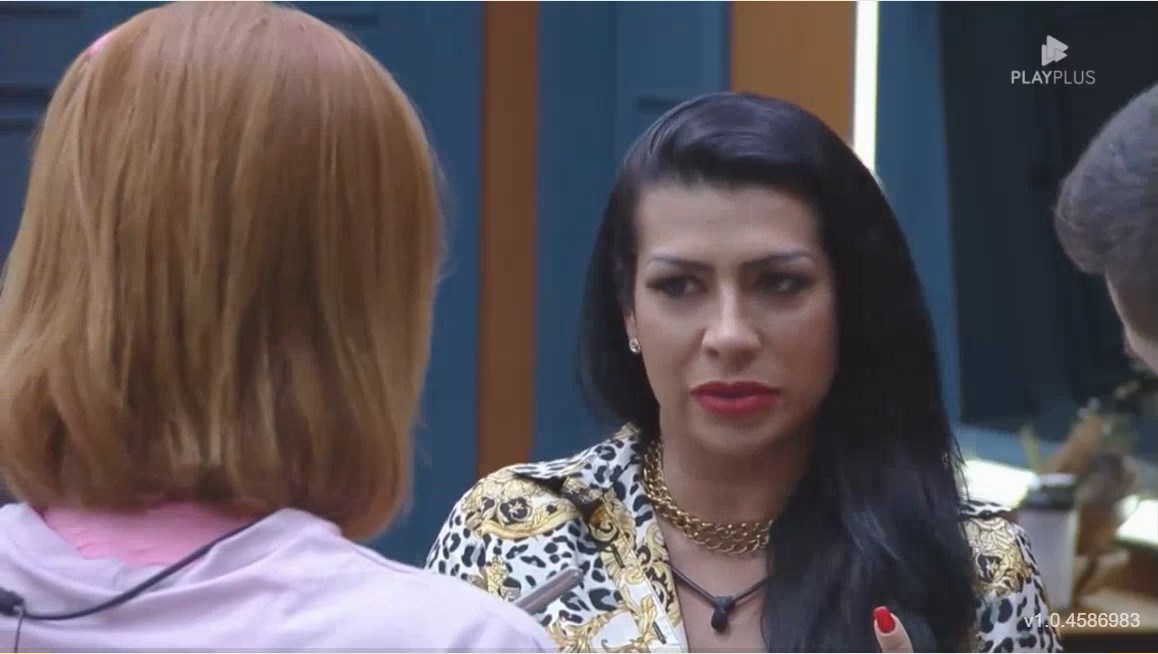 Ellen Cardoso conversando com Deborah e Thomaz na cozinha de A Fazenda 14 sobre Mc Créu