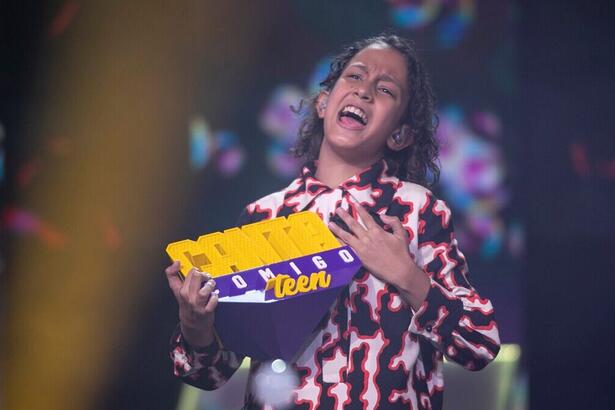 Emmanuel Ferraro segurando o troféu de campeão do Canta Comigo Teen 3