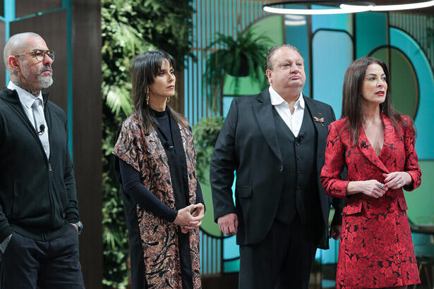 Erick Jacquin, Helena Rizzo e Henrique Fogaça, ao lado de Ana Paula Padrão, no centro dos estúdios do MasterChef Profissionais.