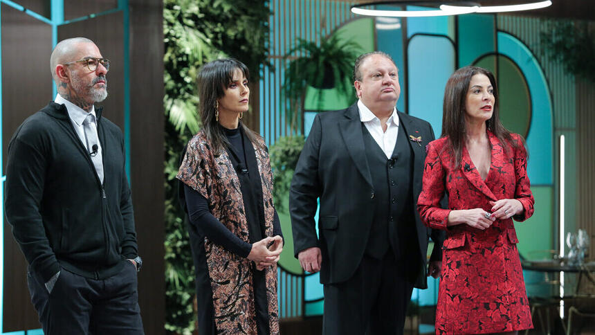 Erick Jacquin, Helena Rizzo e Henrique Fogaça, ao lado de Ana Paula Padrão, no centro dos estúdios do MasterChef Profissionais.