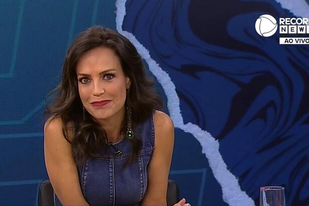 Fabiana Oliveira no cenário do A Fazenda News com novo logo