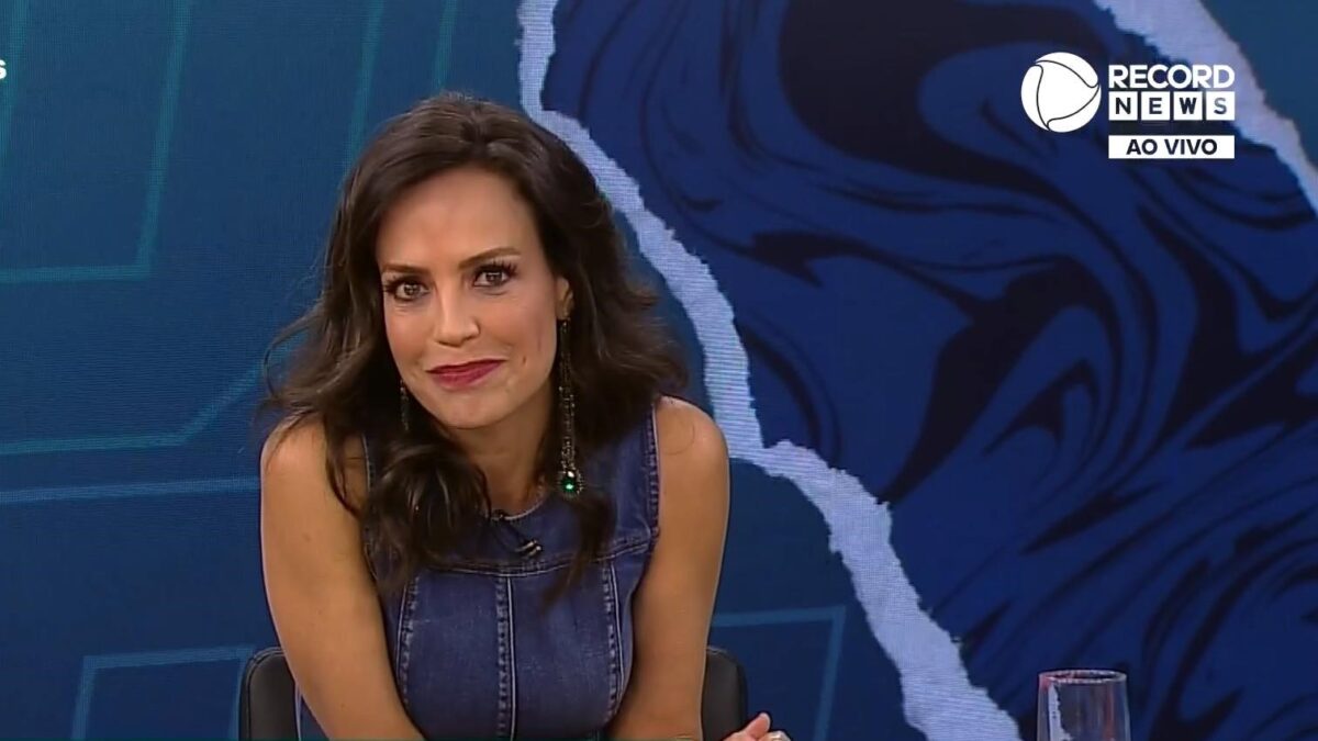 Fabiana Oliveira no cenário do A Fazenda News com novo logo