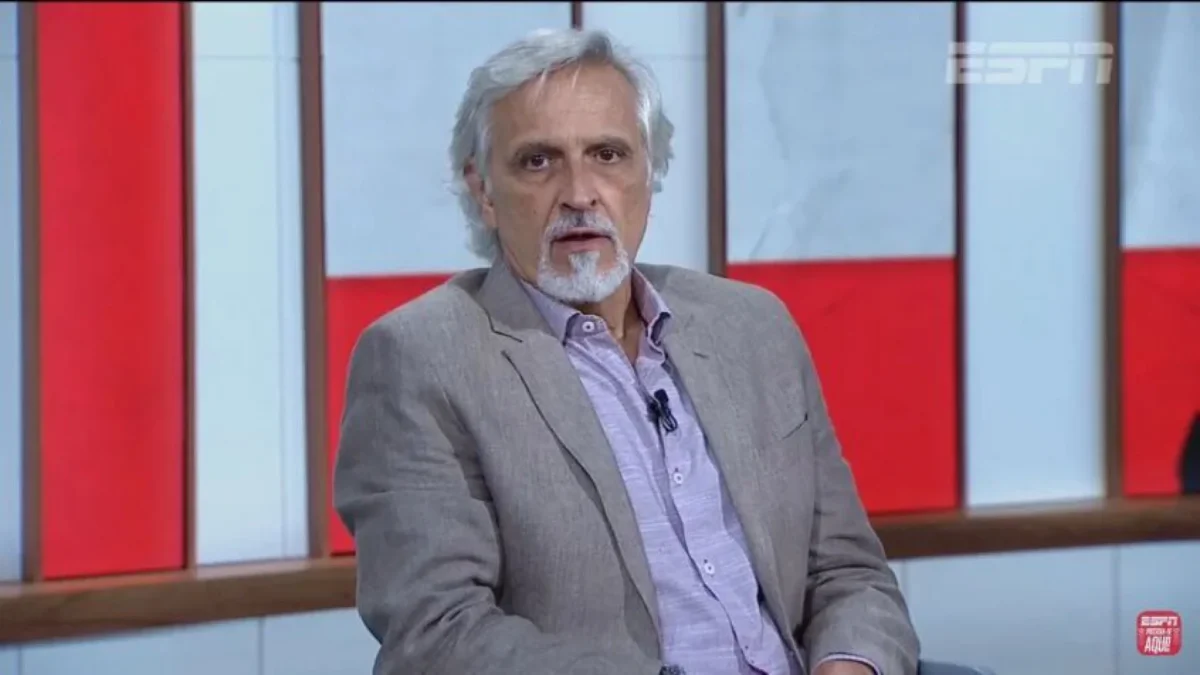 Fábio Sormani sentado de terno no estúdio da ESPN