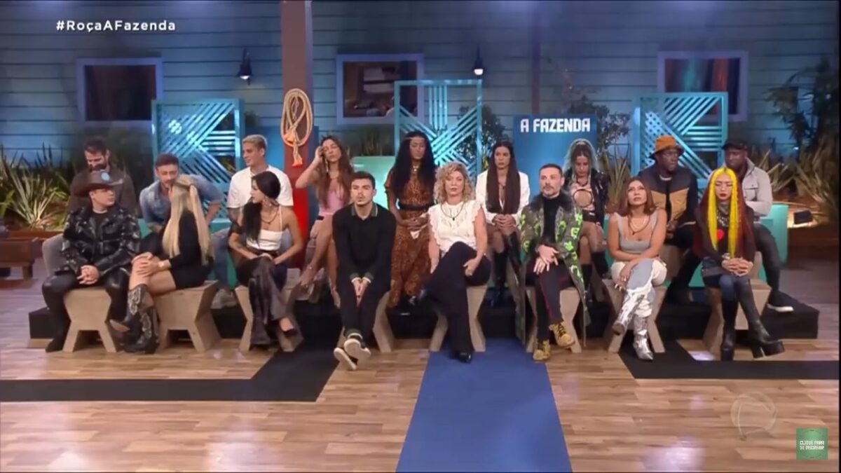Participantes de A Fazenda 14 na formação da roça.