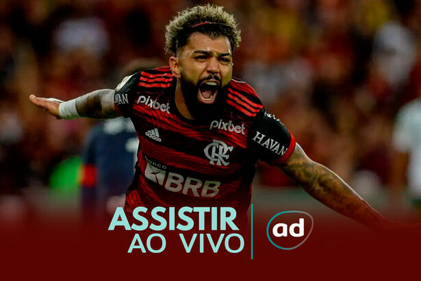 Gabigol com os braços abertos, em campo, com a camisa do Flamengo