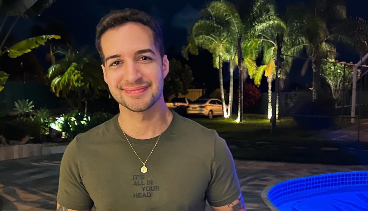 Gabriel Luiz em foto posada, em frente a uma área de pscina
