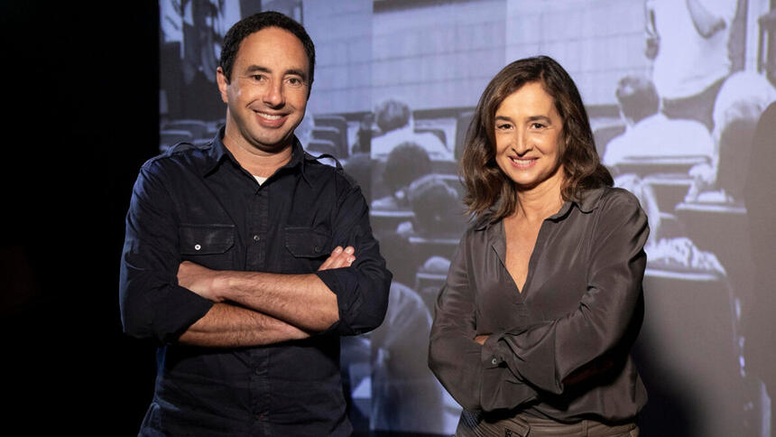 Os repórteres Pedro Bassan e Graziela Azevedo durante gravação da série 'Brasil em Constituição' do Jornal Nacional