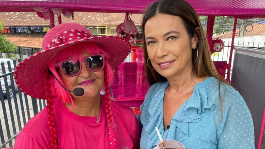 Pink do Caldinho ao lado da repórter Beatriz Castro em trecho do Globo Repórter