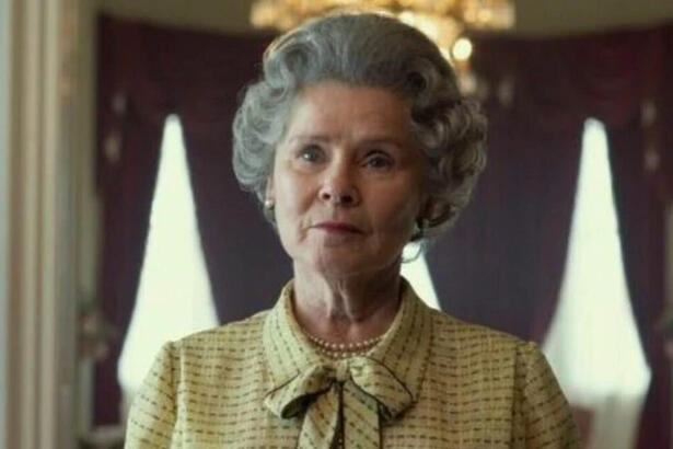 Imelda Staunton em cena de The Crown