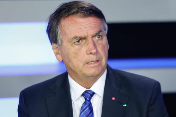 Bolsonaro no estúdio onde concedeu entrevista a Record TV no Jornal da Record, apresentado por Eduardo Ribeiro