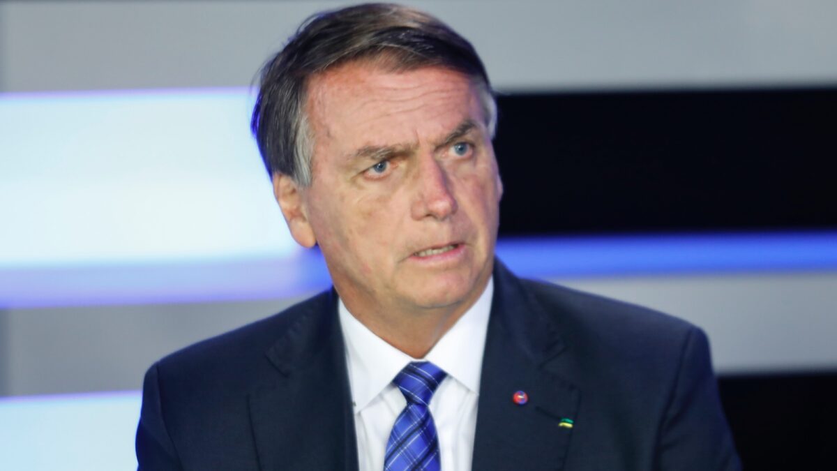 Bolsonaro no estúdio onde concedeu entrevista a Record TV no Jornal da Record, apresentado por Eduardo Ribeiro