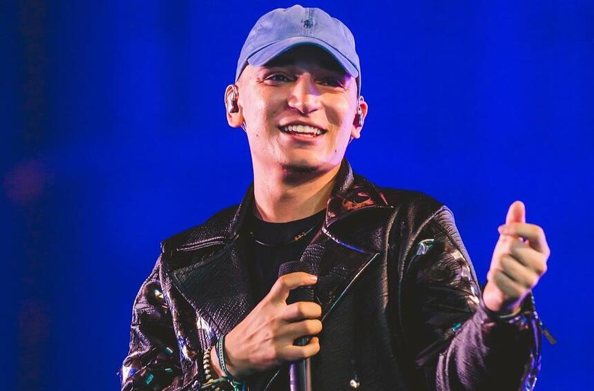 João Gomes se apresentando em trecho de um show