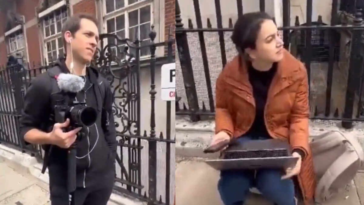 Jornalistas da BCC Brasil atacados em Londres, em frente a um portão com um câmera e um notebook em mãos