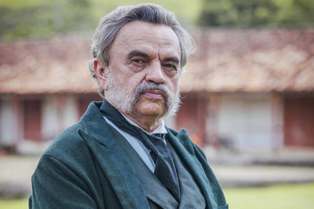 José Dumont de palito, gravata e colete preto usando barba e cabelo branco durante gravação de velho chico, da tv globo