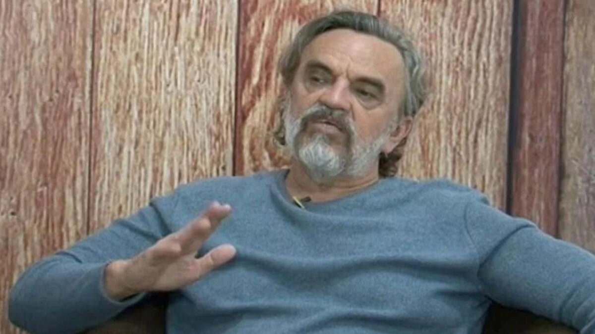 José Dumont com a mão levantada