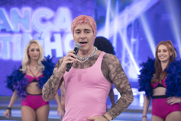 Rodrigo Faro vestido de Justin Bieber nos estúdios do Hora do Faro, na Record TV