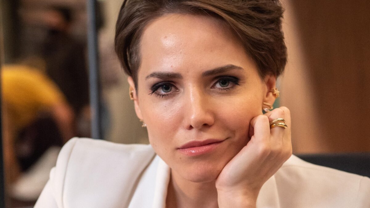 Letícia Colin com a mão no queixo